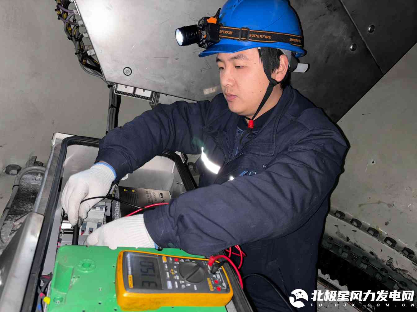 故障抢修(摄影 张义伟).jpg 故障抢修(摄影 张义伟).jpg